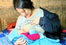An 18-year-old single mother lives under a bridge with her child – Girl Survival Build