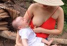 Heartwarming: Mom & Baby (3 Months) Catch Snails for Food