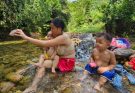 The single mother took her two small children to the stream to bathe – lý thi My