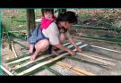 Mother and daughter built a bamboo house themselves_ hoang thi lich