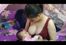 Susu bayi halo semuanya. Bayi bermain, ibu memberikan susu pada bayinya #Breastfeeding #menyusuianak