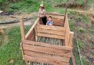 single mother built a wooden pigsty with her own hands to prepare for her pigs.
