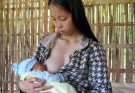 The kind-hearted engineer takes care of the mother and child, a true rural life in the countryside.